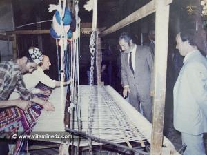 Messadia visitant l\'un des derniers tisserands de Tlemcen, El Hadj Ali spécialiste du Bourabah Hchaichi