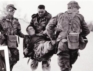 37_G en attente de l'hélicoptère pour évacuer un blessé