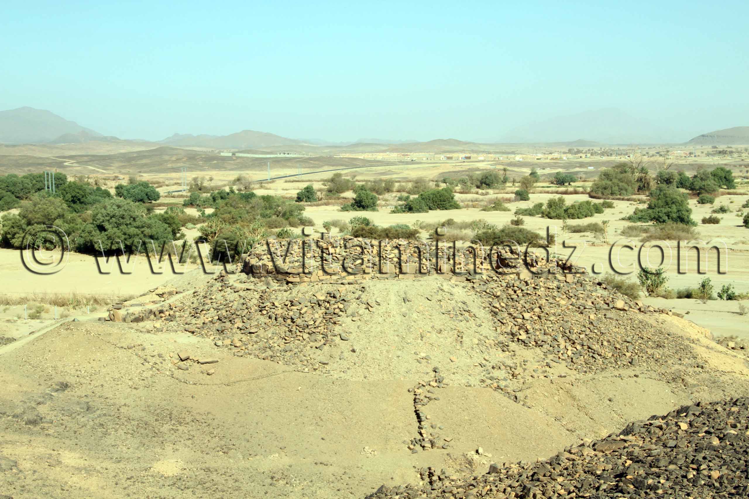 Le monument de Tin Hinan occupe la partie supérieure d'une colline située sur la rive gauche de l'Oued Tifirt à proximité de l'oasis d'Abalessa au Hoggar dans le sahara algérien.