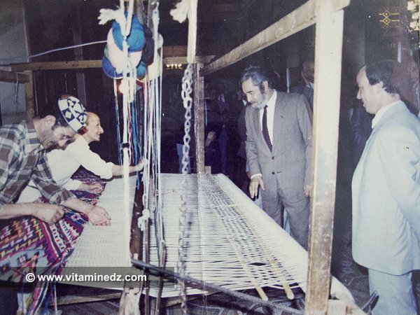 Messadia visitant l'un des derniers tisserands de Tlemcen, El Hadj Ali spécialiste du Bourabah Hchaichi