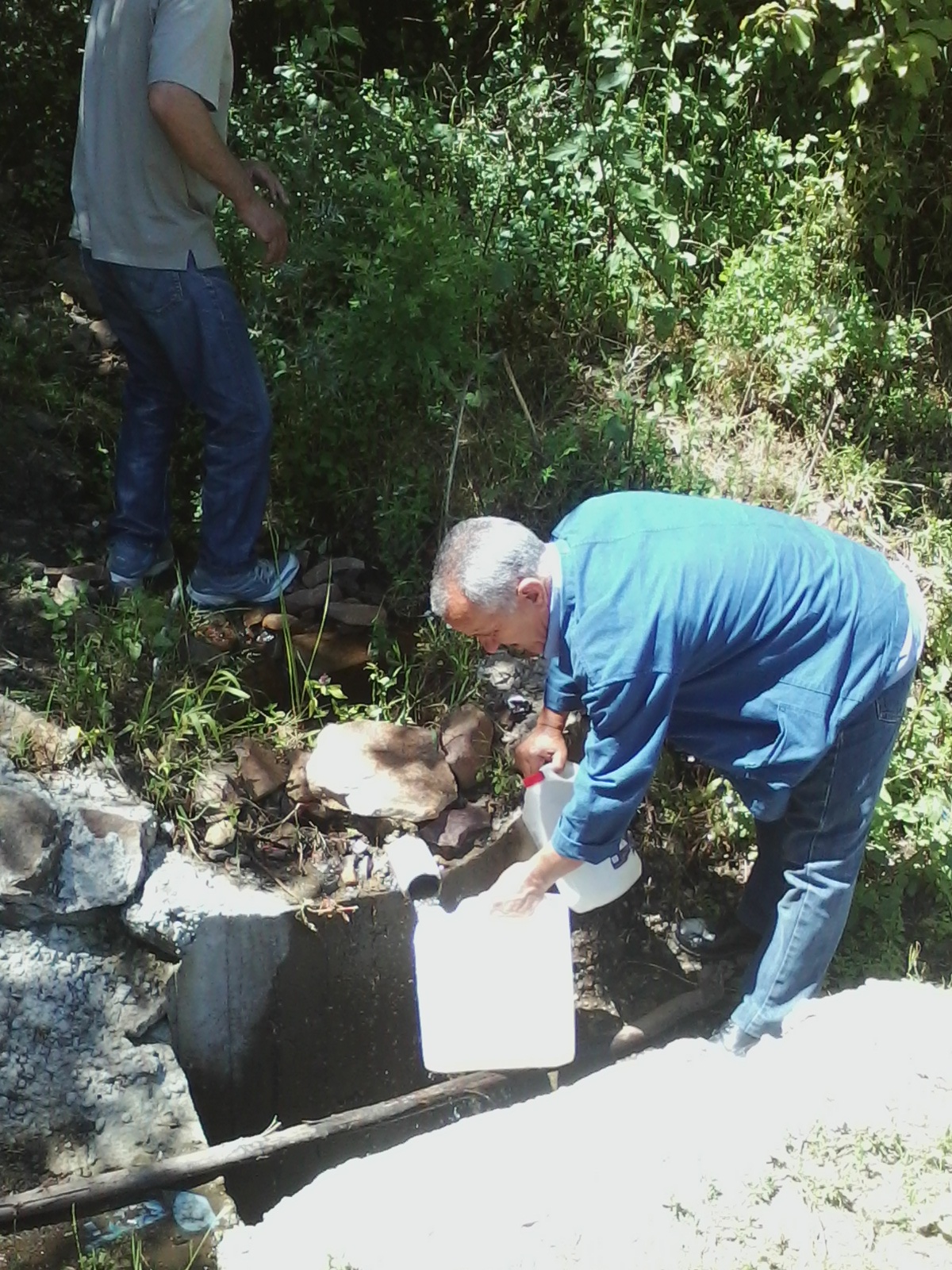 aggad  mohand  a  la  source  d athrouche(riche par ces  source)