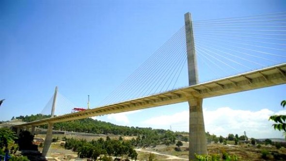 Constantine - Djebel Ouahch sur l'autoroute Est-Ouest: la déviation du tronçon, obligation dictée par les impératifs de sécurité (ministre)