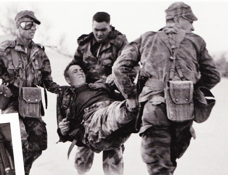 37_G en attente de l'hélicoptère pour évacuer un blessé