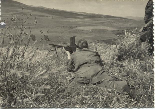 Le sergent MED massimi tireur de FM à l' affût  région de khenchela