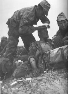 Soigner un soldat blèssé  dans accrochage à Yabous