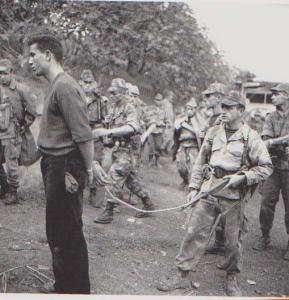 Retour d'opération commandos avec un prisonnier attaché avec une corde à Yabouss