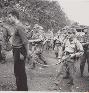 عودة عملية كوموندوز مع سجين مكتوف بحبل بيابوس