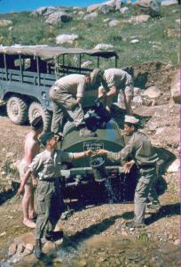 فرقة من جنود الاحتلال والحركى لجلب المياه الصالحة للشرب لمركز بوحمامة خنشلة