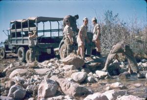 فرقة من جنود الاحتلال والحركى لجلب المياه الصالحة للشرب لمركز بوحمامة خنشلة