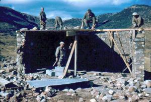 بناء غرف للجنود بمعسكر ببوحمامة