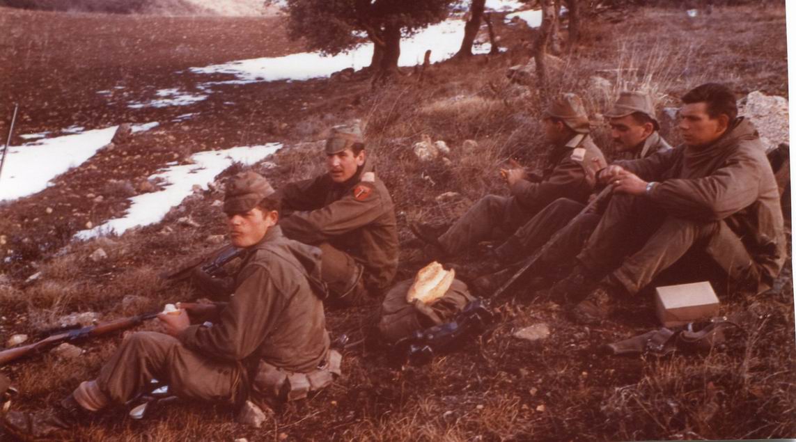 Soldats de la 94 RI à Yabous une petite pause