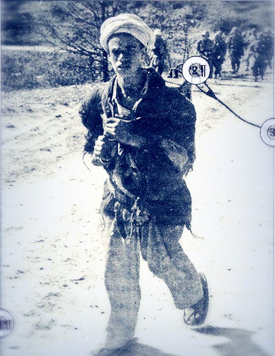 يجبر مراهق جزائري على فتح الطريق لجنود فرنسيين لحمايتهم من الالغام