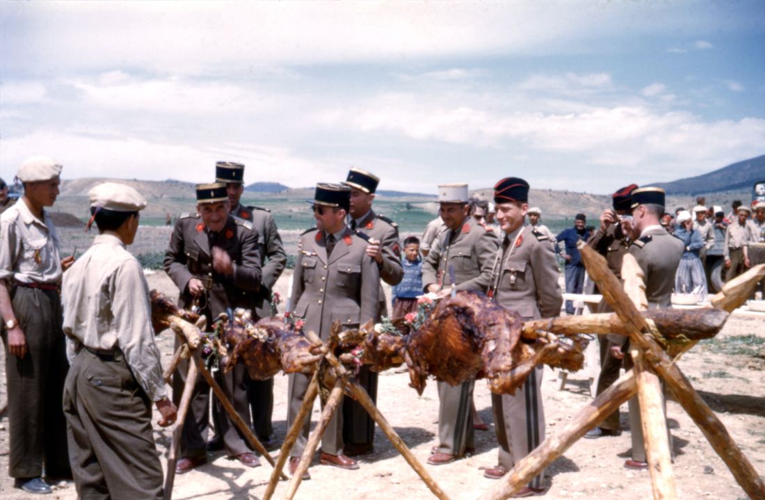 مشوي العيد الاضحى و العقيد توت بدءا من اليسار