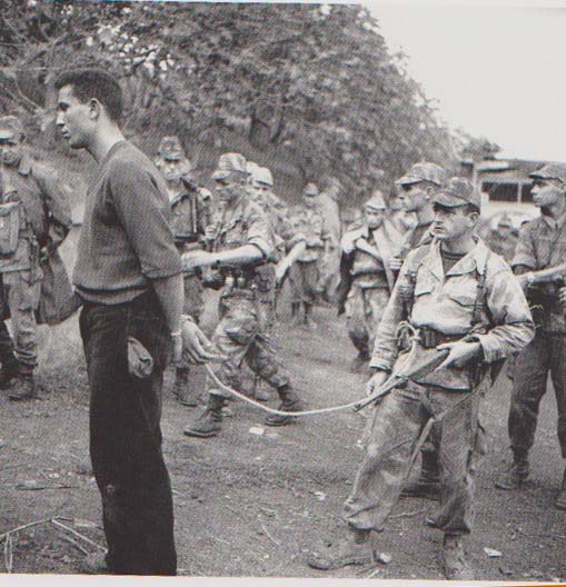 Retour d'opération commandos avec un prisonnier attaché avec une corde à Yabouss