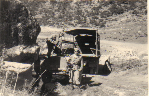 فرقة من جنود الاحتلال والحركى لجلب المياه الصالحة للشرب لمركز بوحمامة خنشلة