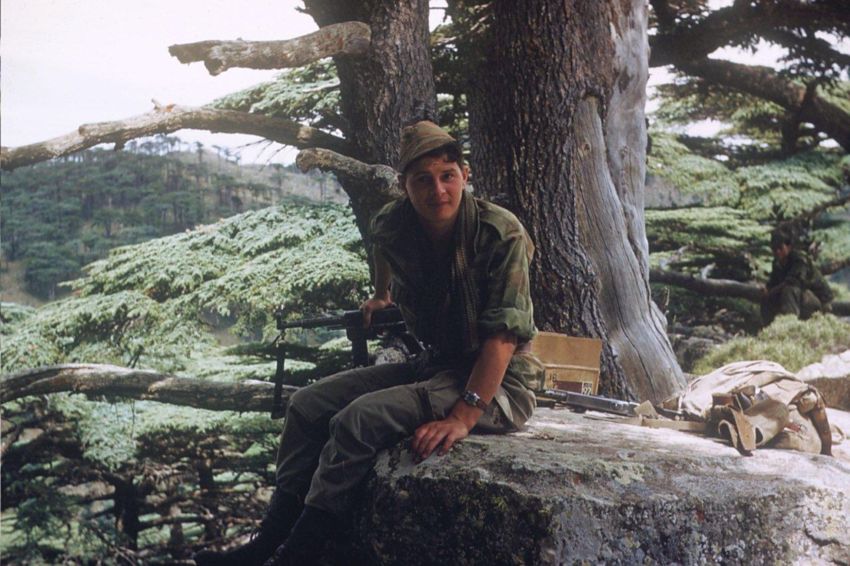 على جبل شليا الاشم جندى العدو يقوم بالحراسة تحت شجرة الارز بيابوس