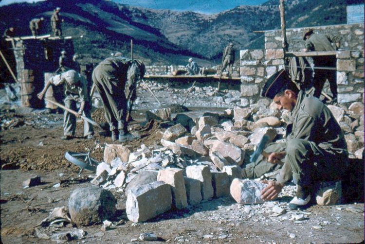 بناء المعسكر ببوحمامة