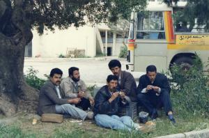 تناول وجبة الغداء في الهواء الطلق.