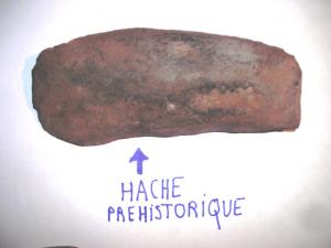 فأس حجري يعود للإنسان البدائي واحة تيوت