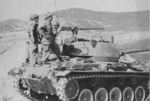 des soldats français dans son char au gabel yabous