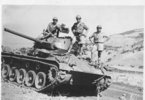 des soldats français dans son char au gabel yabous