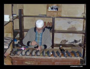 Vieil artisan babouchier à Derb Moulay Ettayeb