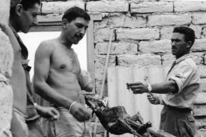 des soldats français préparent un méchoui.