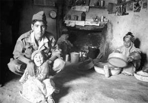 un harki avec deux enfants.