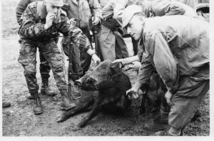 un groupe de soldats français après une chasse de sanglier