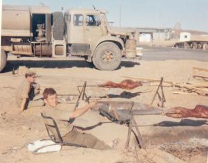 les soldats français qui préparent un méchoui