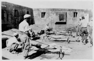 un groupe de soldats français .et des harkis