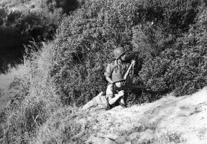 soldats français en garde sans bouger à chélia---aurès