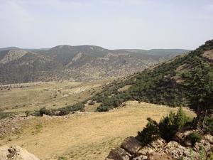 UN PAYSAGE TRES BEAU des montagnes des ravins et des champs yabous