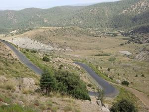 UN PAYSAGE TRES BEAU des montagnes des ravins et des champs yabous