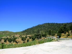 Route étroite .Yabous ---Bouhmama  qui passe par TImachtawine .