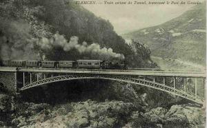 Train sortant du tunnel, traversant le pont des Cascades
