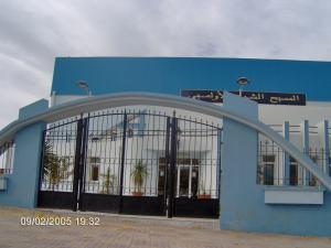 La piscine olympique face au 'château' ancien lieu de torture (1954-62)