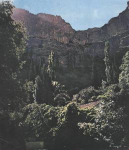 Ruisselant en cascades au flanc des rochers, l’eau est abondante et limpide