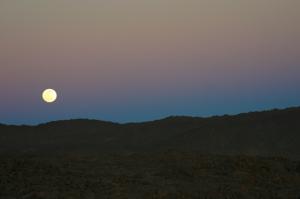 Un levé de lune derrière les montagnes de Tamanrasset