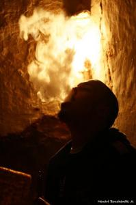 Un jeune entrain de fumé du narguilé