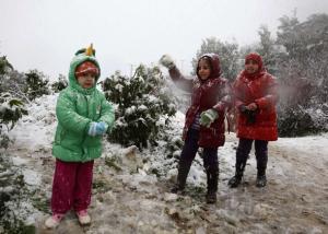 Les enfants jettent des boules de neige à Blida