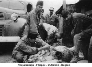 Dépeçage d'un sanglier par des soldats du poste Ain Mimoun Khenchela