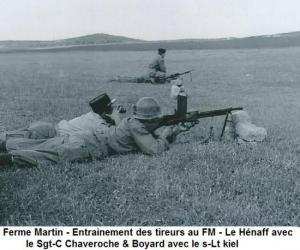 Ferme Martin Entrainement  des tireurs F M  L e Henaff avec le sgt Chaveroche et Boyard et s/lt Kiel kais