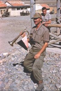 La vie au Commando Le Sergent-Major de la compagnie, derrière le serveur du Mess Ain Mimoun