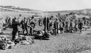 La vie au commando  Revue de paquetage des Harkis en Mai 1962 sur le terrain de football. A droite le Sergent SILADGY Ain Mimoun