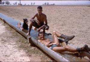 La vie au commando  Rafraichissement dans la plaine du Boudeirhem El Hamma