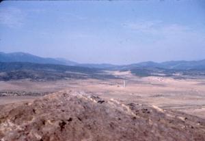 La vie au Commando La piste de Aïn-Mimoun vu de la Tour C., à gauche le  Djebel Faraoun