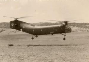 Vie au Commando  Hélicoptère Banane arrivant à Aïn-Mimoun pour embarquement d'un stick