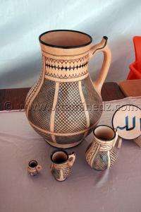 Broc typique de Bider exposé à Tlemcen