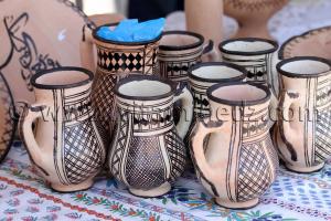 Brocs aux motifs berberes , Poterie de Bider exposée à Tlemcen